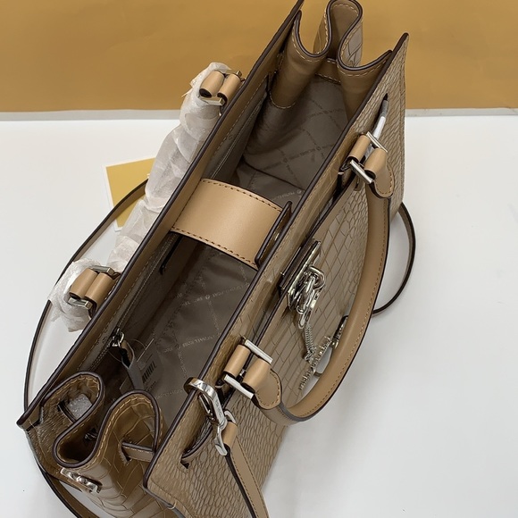 MICHAEL KORS HAMILTON MEDIUM SATCHEL
COLOR: Camel
NWT - Picture 6 of 16